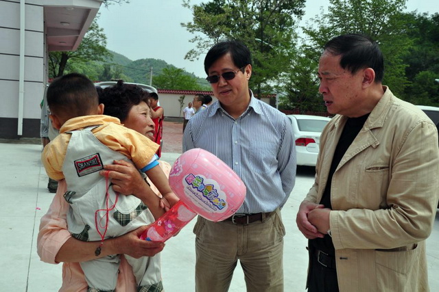 马院长,郑主任仔细的询问孩子的康复情况 马院长,郑主任仔细的询问孩子的康复情况
