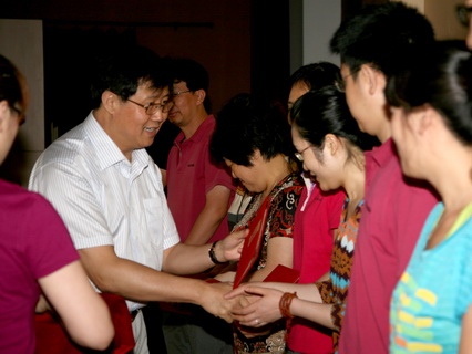 马院长为获得表彰人员颁奖 马院长为获得表彰人员颁奖
