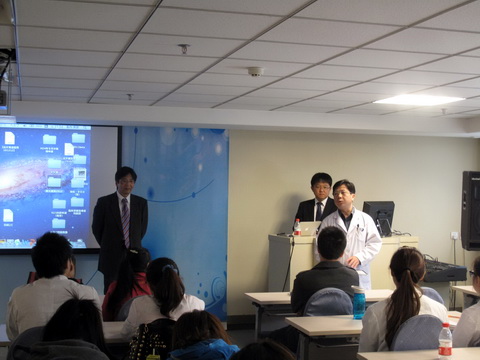 图3 陈院长为岛内教授颁发感谢状 图3 陈院长为岛内教授颁发感谢状