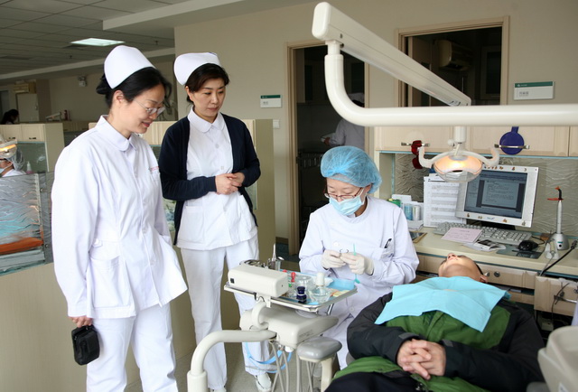 11.严红老师指导牙体牙髓科护理工作_调整大小 11.严红老师指导牙体牙髓科护理工作_调整大小