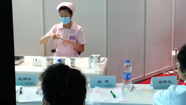  吴薇在进行《3M Ketac Molar Easymix易混型超硬充填用玻璃离子水门汀》的调拌比赛。